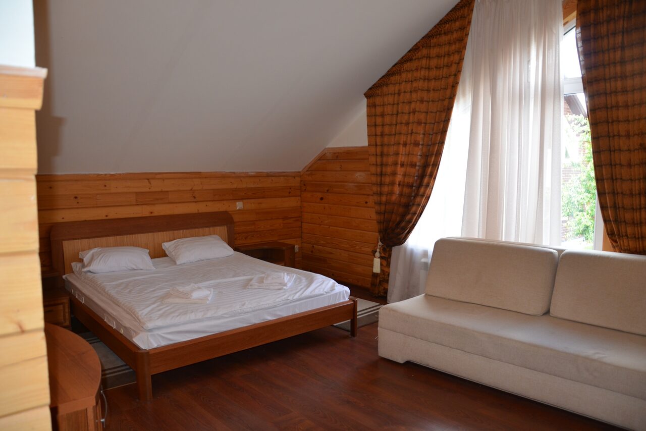 Арендовать Клубный деревянный дом