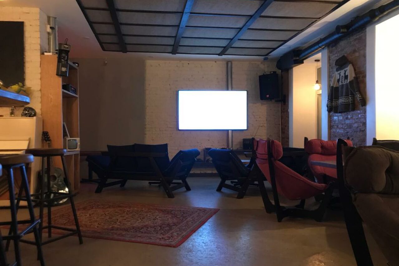 Арендовать Фактум. Уютный лофт с мягкими диванами