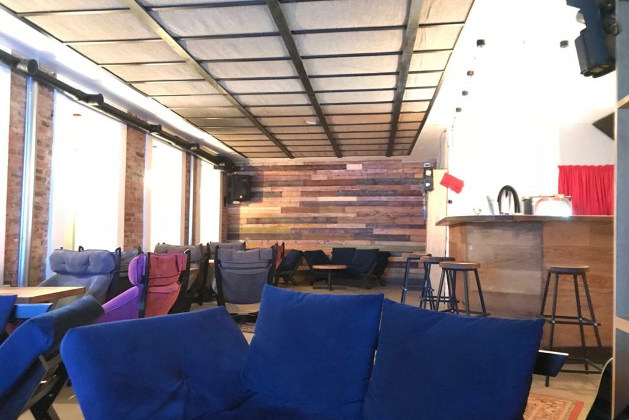 Арендовать Фактум. Уютный лофт с мягкими диванами