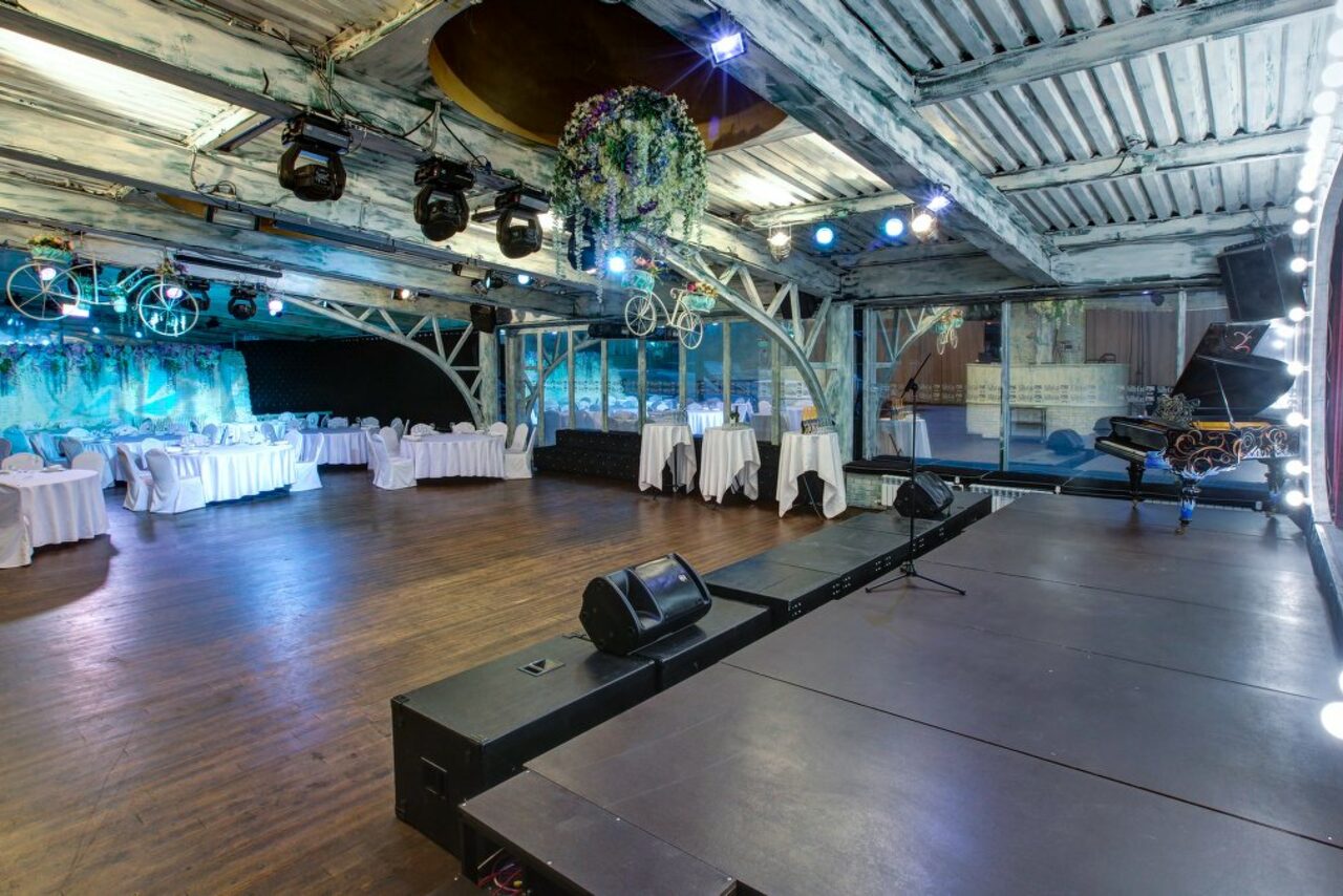 Арендовать SillyCat Большой лофт со сценой и роялем