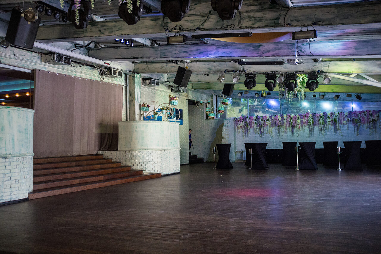 Арендовать SillyCat Большой лофт со сценой и роялем