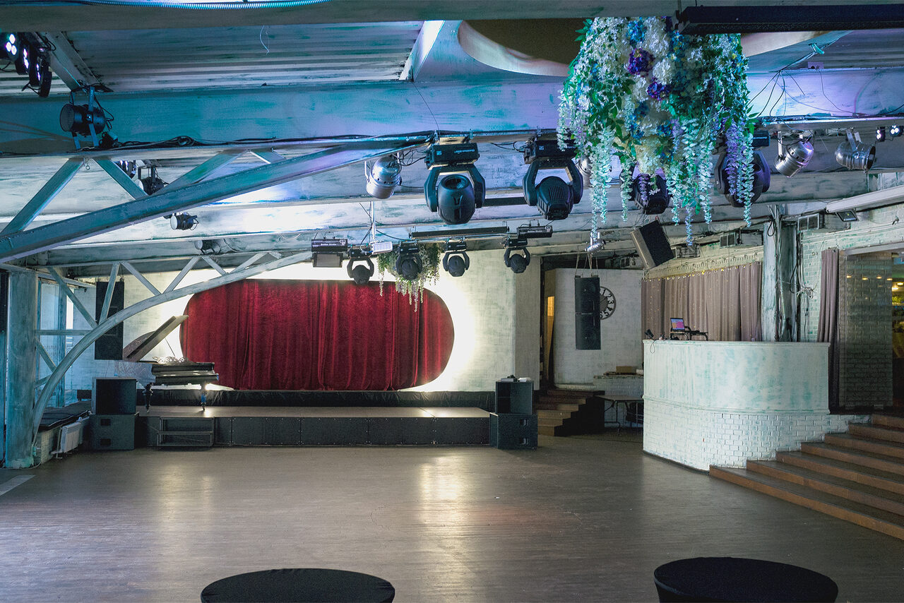 Арендовать SillyCat Большой лофт со сценой и роялем