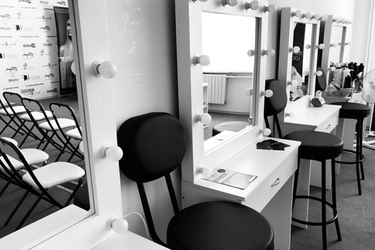 Арендовать FACES - бьюти-пространство. Зал с гримерными зеркалами