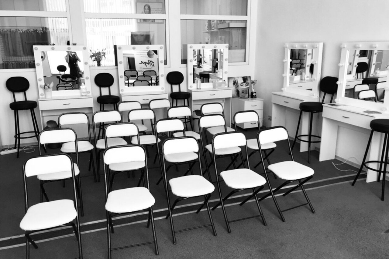 Арендовать FACES - бьюти-пространство. Зал с гримерными зеркалами