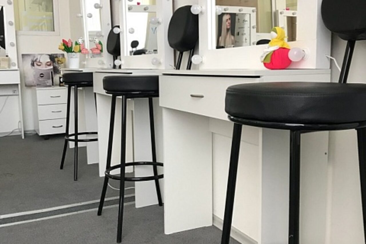 Арендовать FACES - бьюти-пространство. Зал с гримерными зеркалами