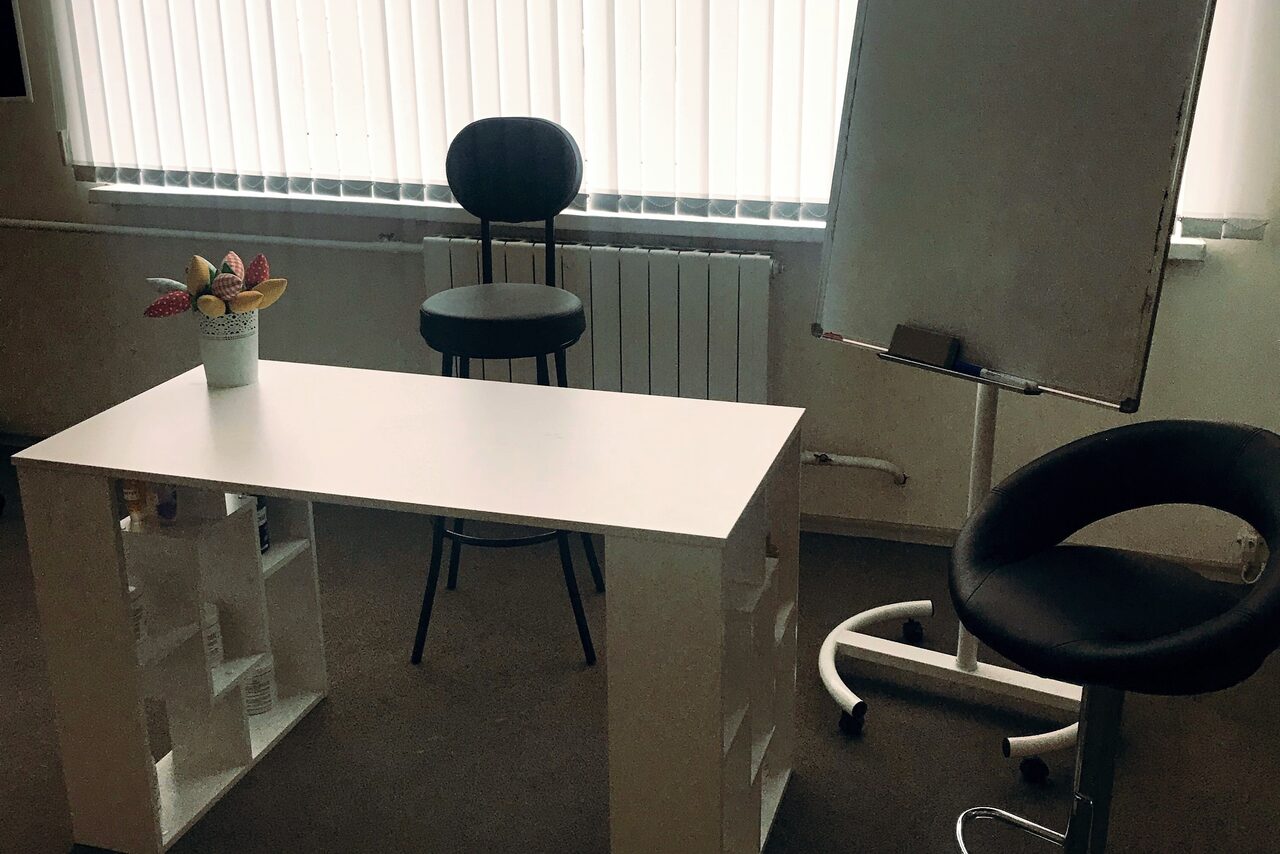 Арендовать FACES - бьюти-пространство. Зал с гримерными зеркалами