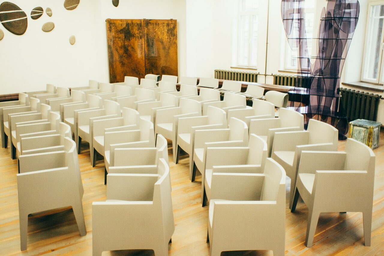 Арендовать  Ясная Поляна. Просторный зал в центре Петербурга 