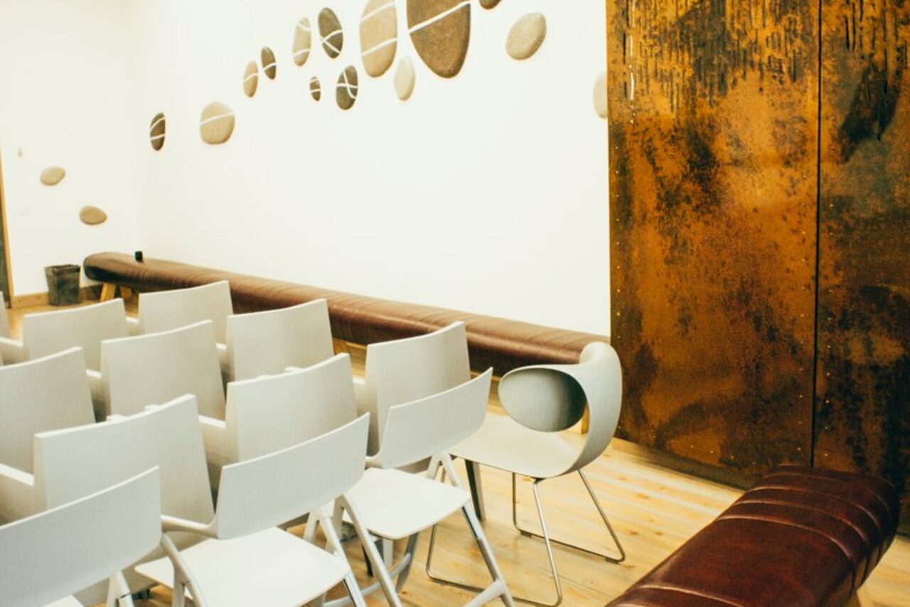 Арендовать  Ясная Поляна. Просторный зал в центре Петербурга 