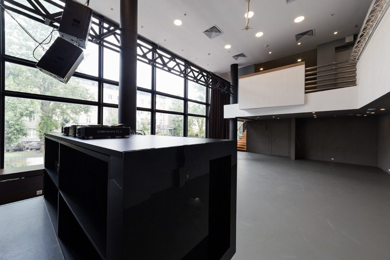 Арендовать Современный лофт с панорамными окнами