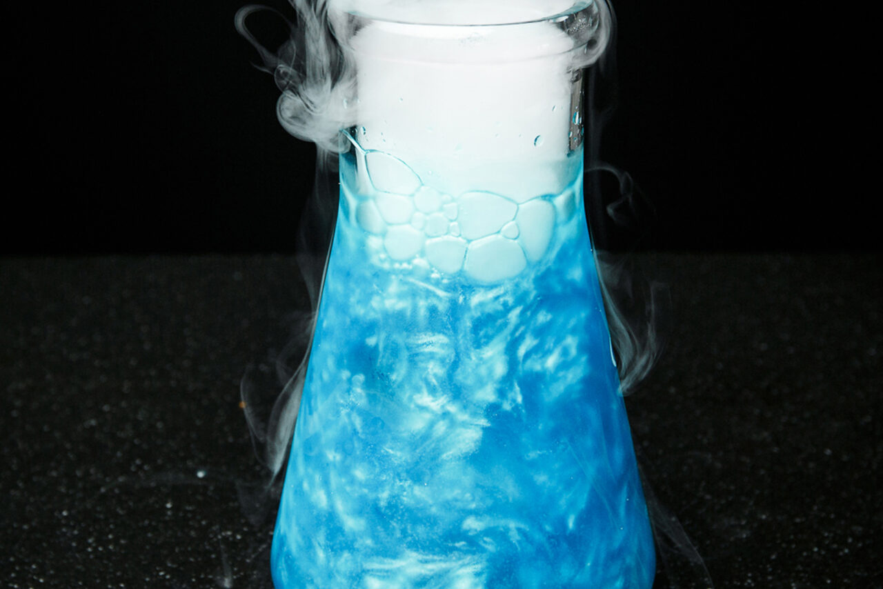 Арендовать Бар под закрытие с неоновой подсветкой