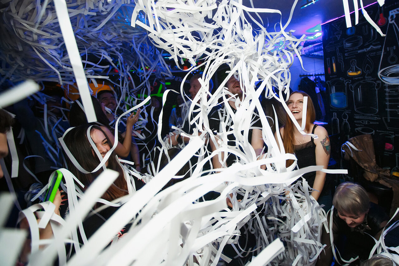 Арендовать Бар под закрытие с неоновой подсветкой