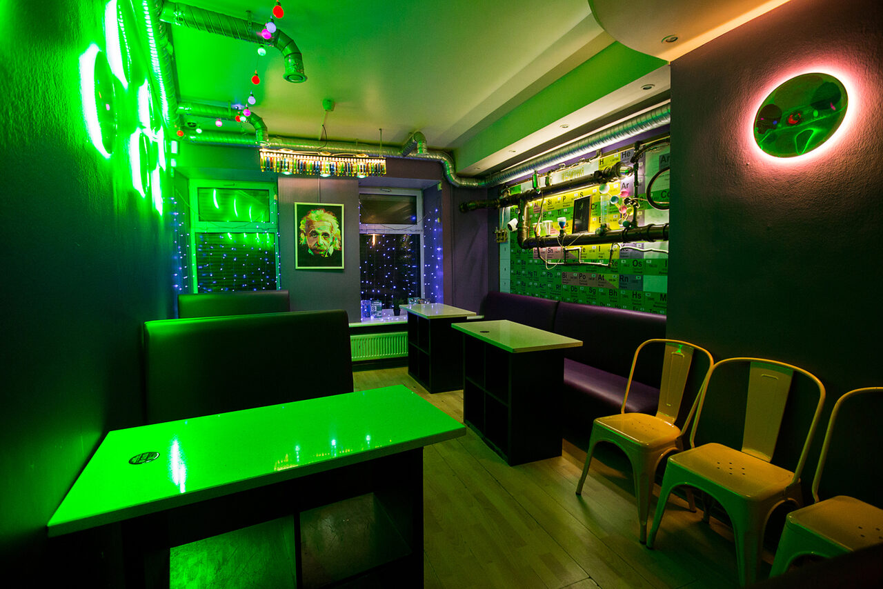 Арендовать Бар под закрытие с неоновой подсветкой