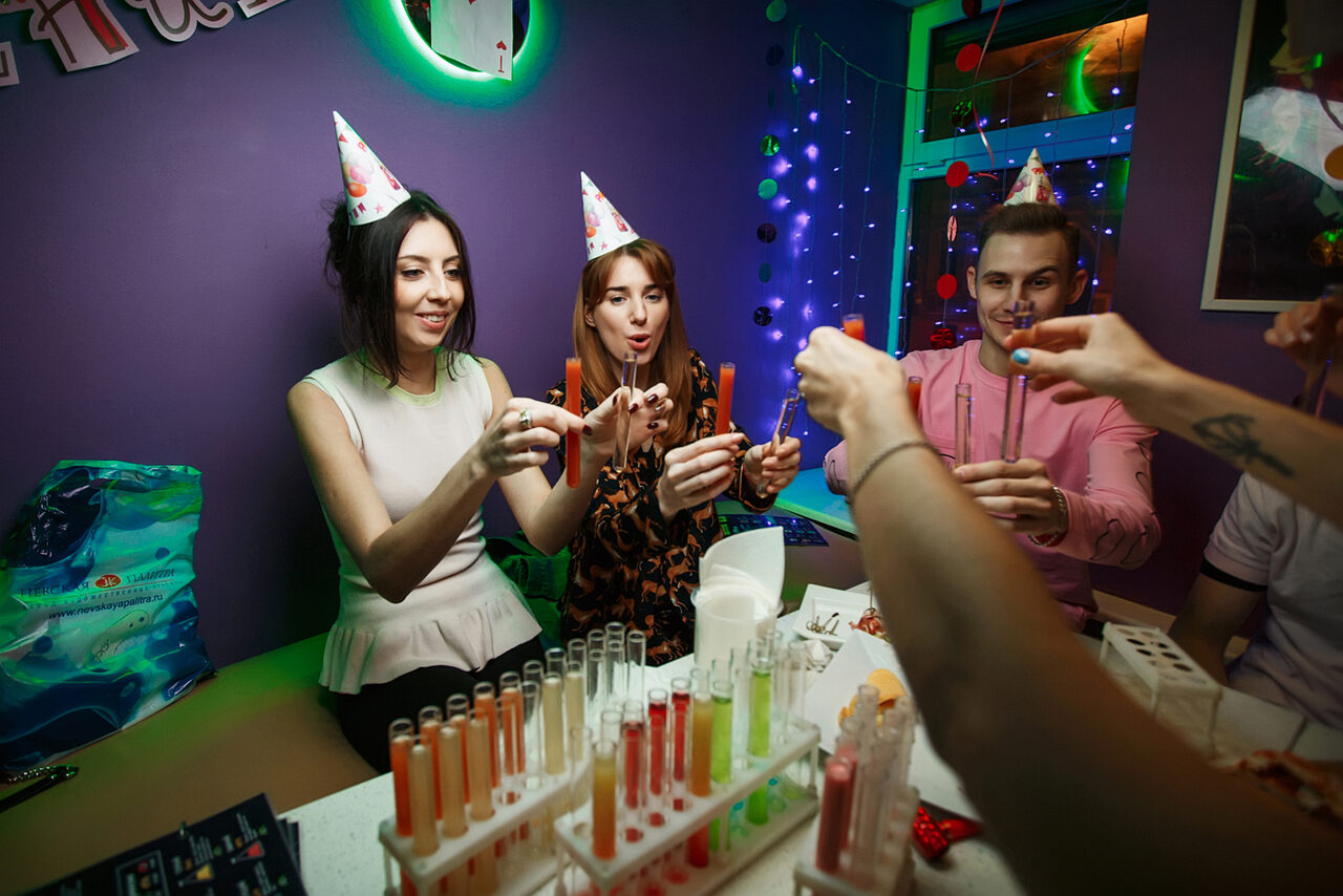 Арендовать Бар под закрытие с неоновой подсветкой