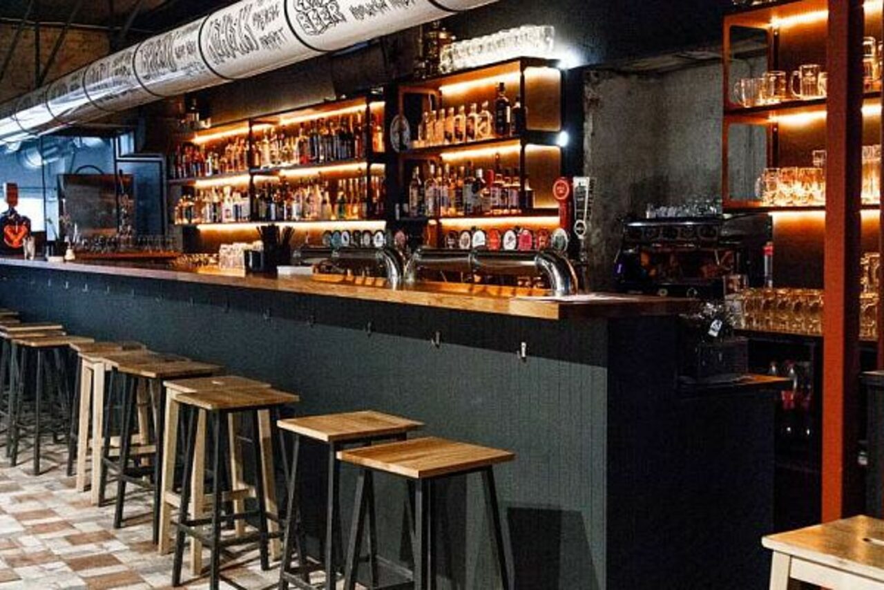 Арендовать Лофт бар, с большим проэкторным экраном