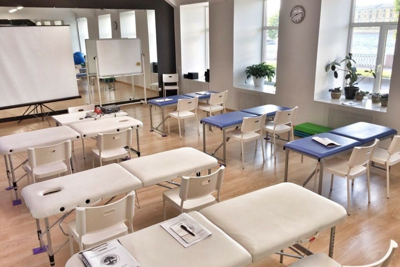 Арендовать Светлый зал с зеркальной стеной