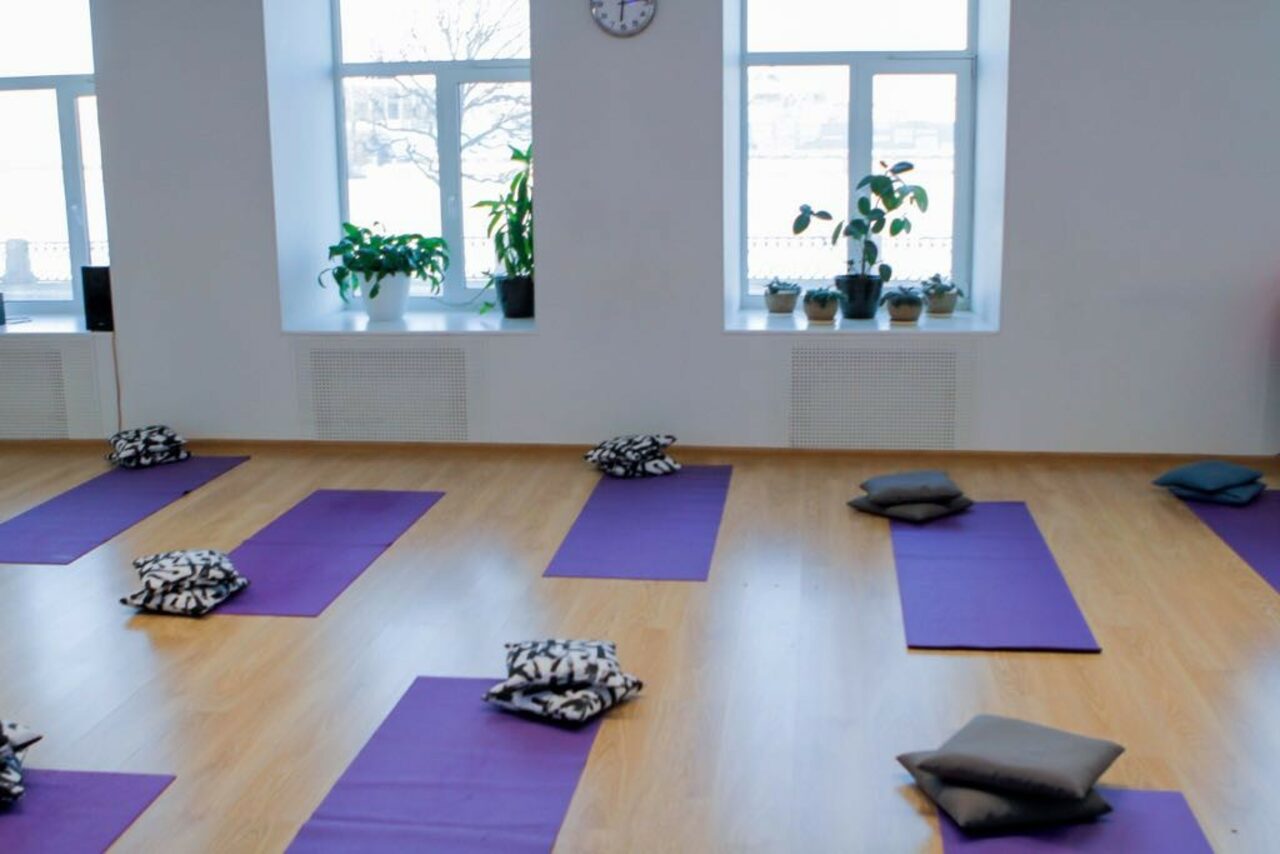 Арендовать Светлый зал с зеркальной стеной