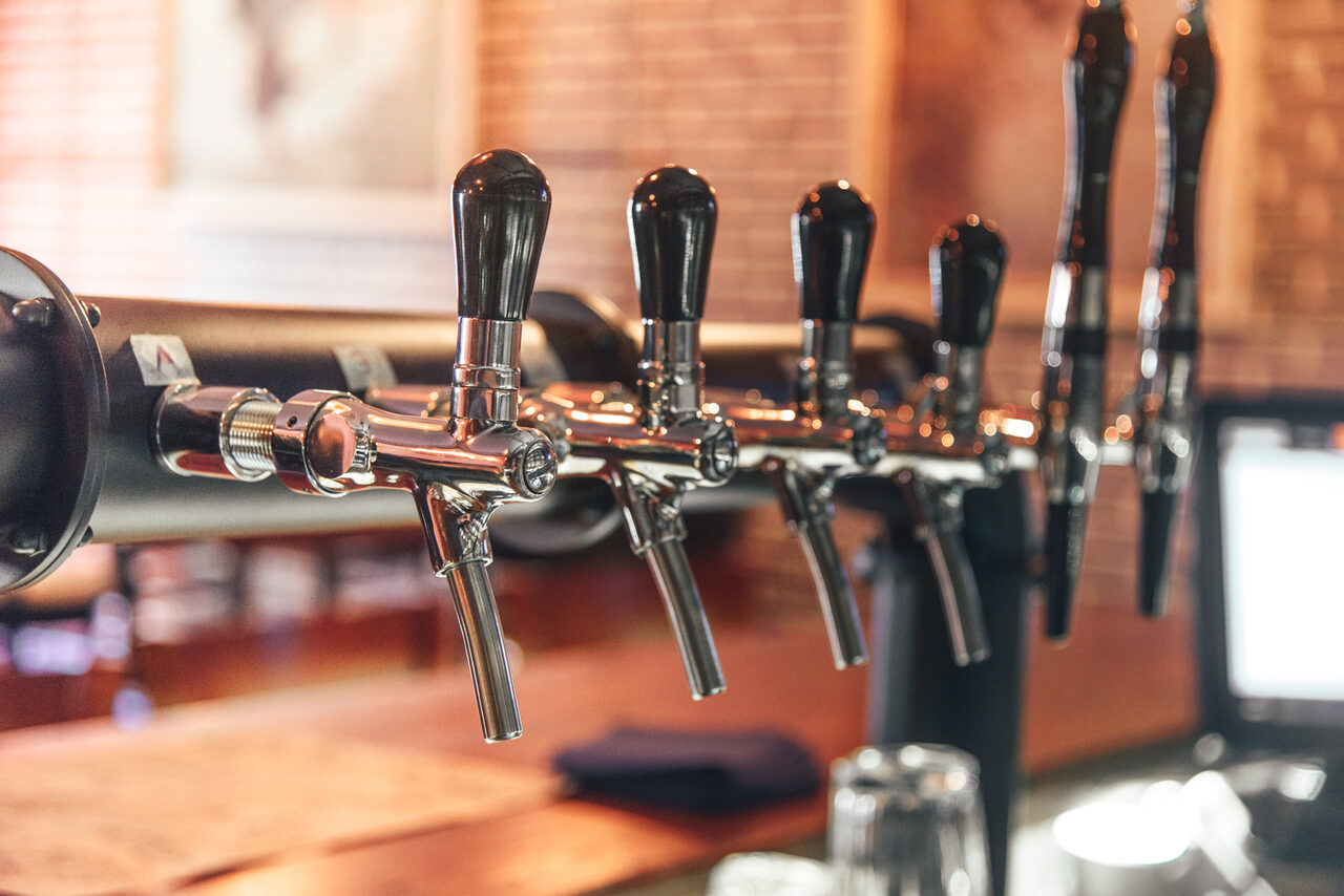 Арендовать Небольшой уютный бар в центре города