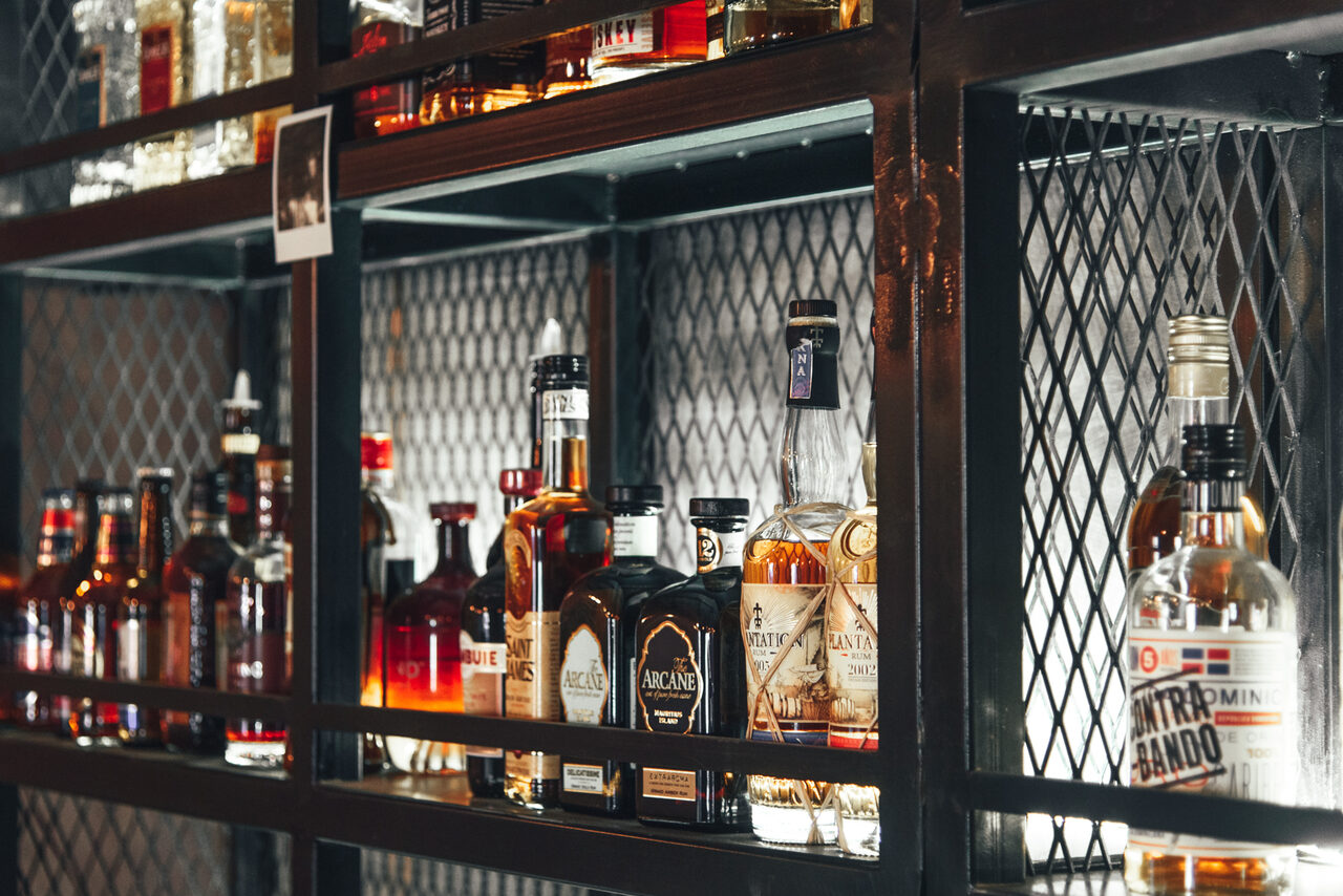 Арендовать Небольшой уютный бар в центре города