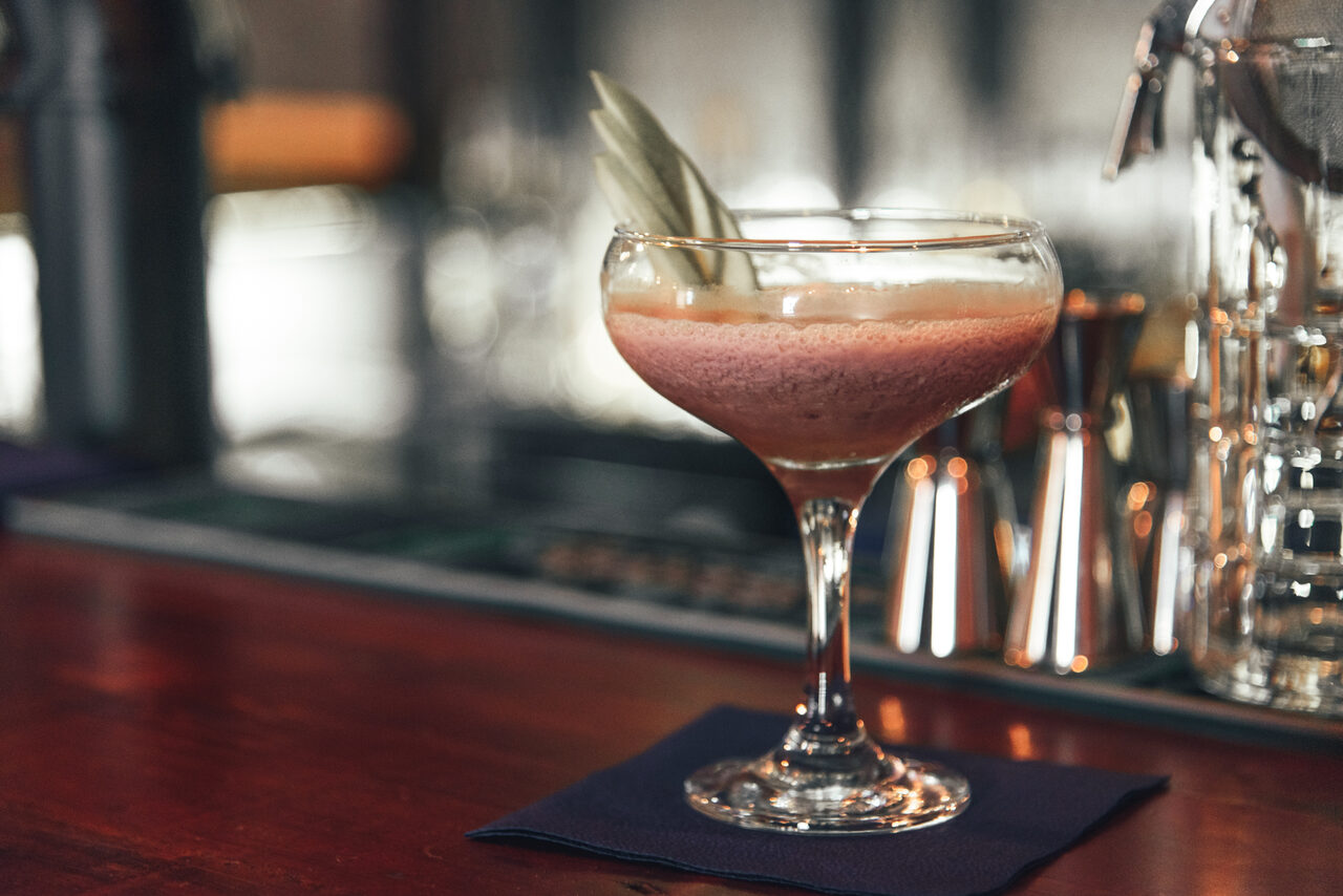 Арендовать Небольшой уютный бар в центре города