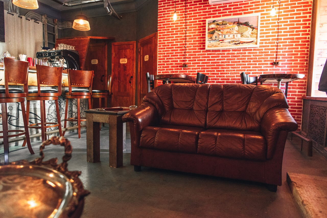 Арендовать Небольшой уютный бар в центре города