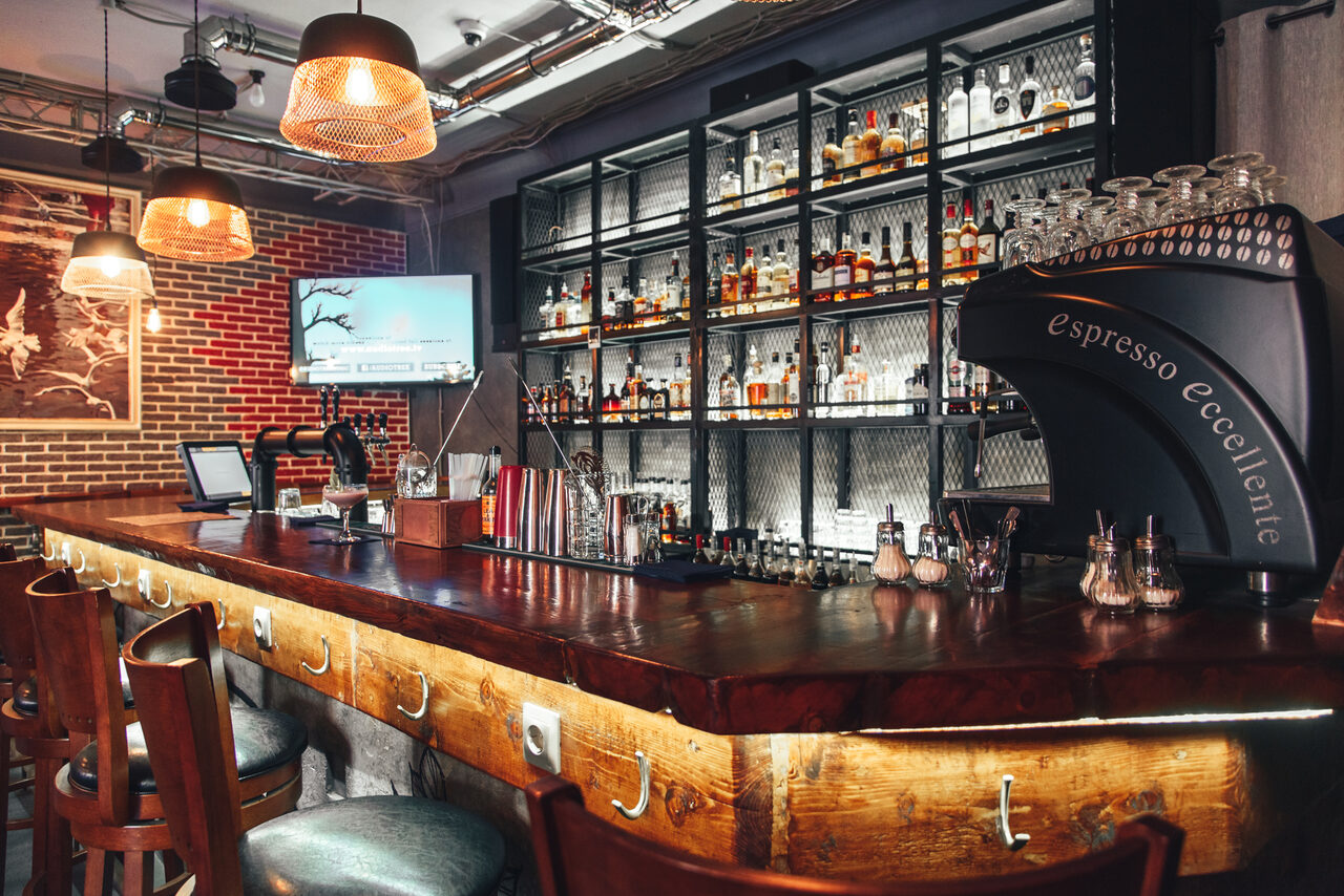 Арендовать Небольшой уютный бар в центре города