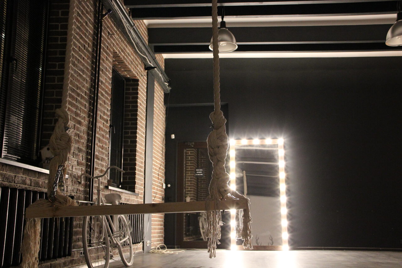 Арендовать Лофт с качелями в эко стиле