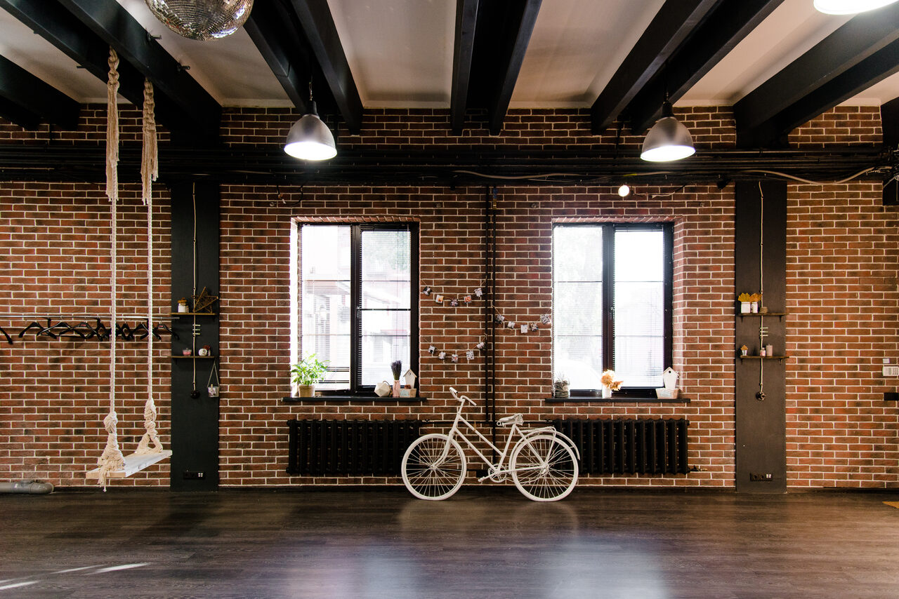 Арендовать Лофт с качелями в эко стиле