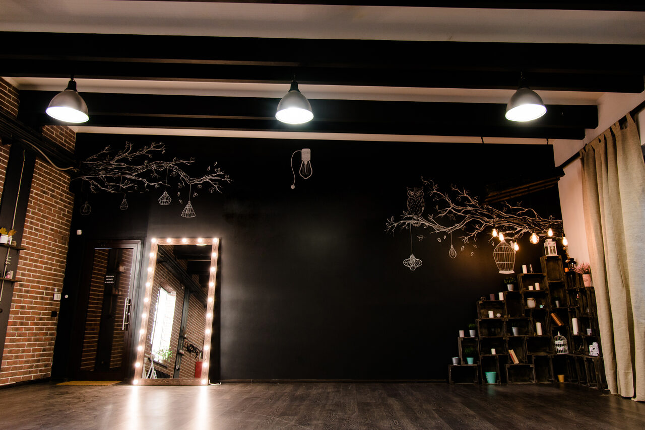 Арендовать Лофт с качелями в эко стиле