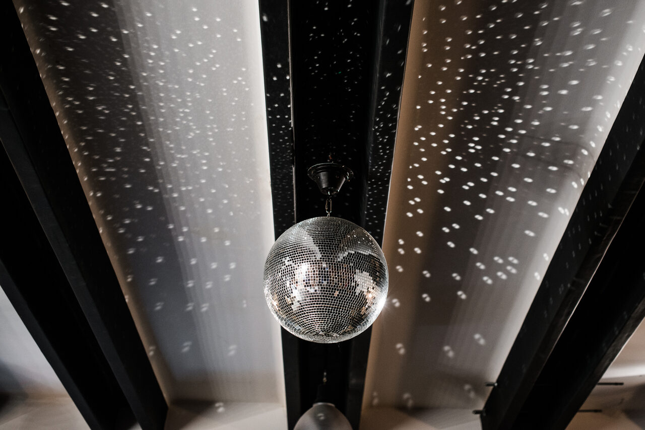 Арендовать Лофт с качелями в эко стиле