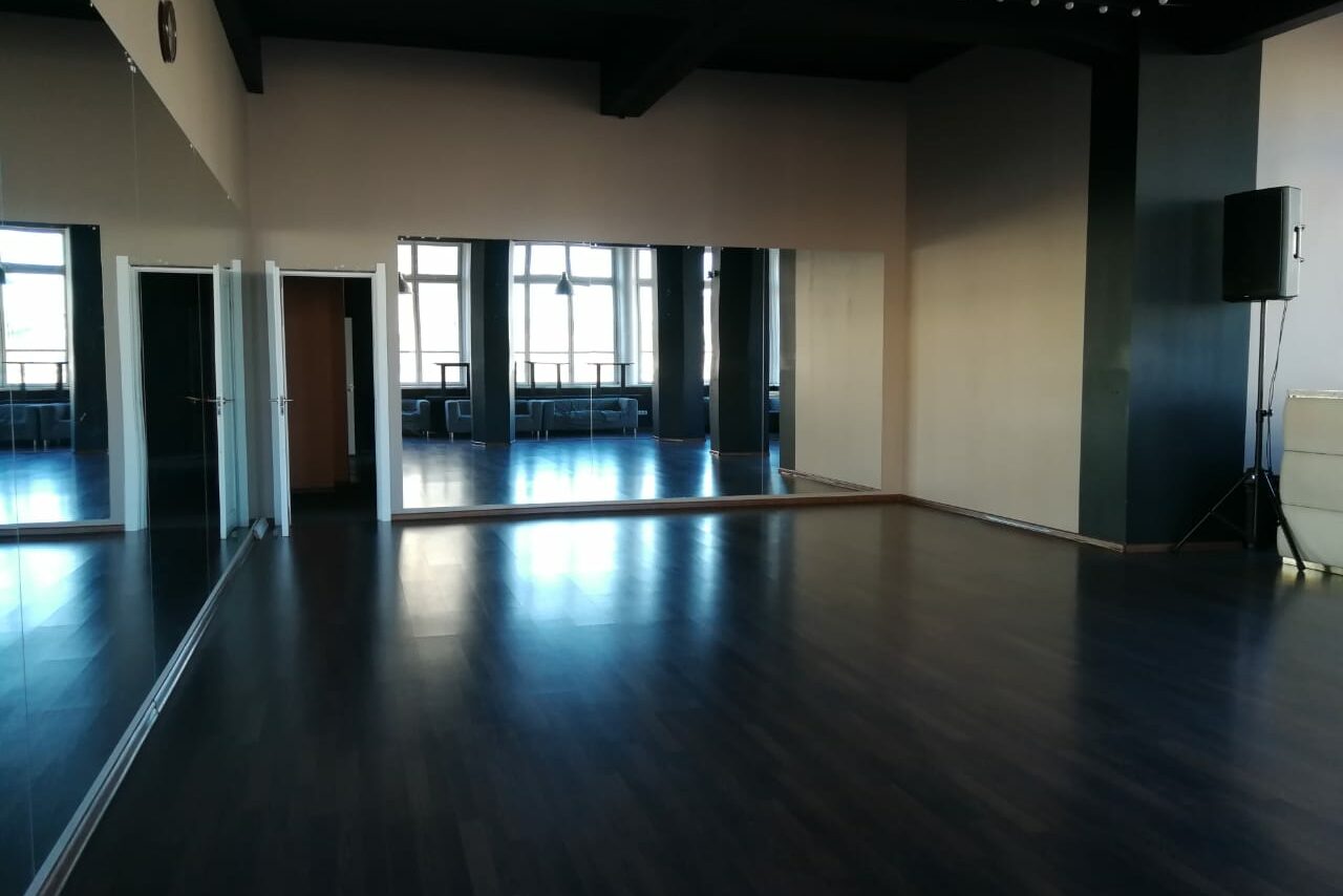 Арендовать DF Club Зеркальный зал с барной стойкой