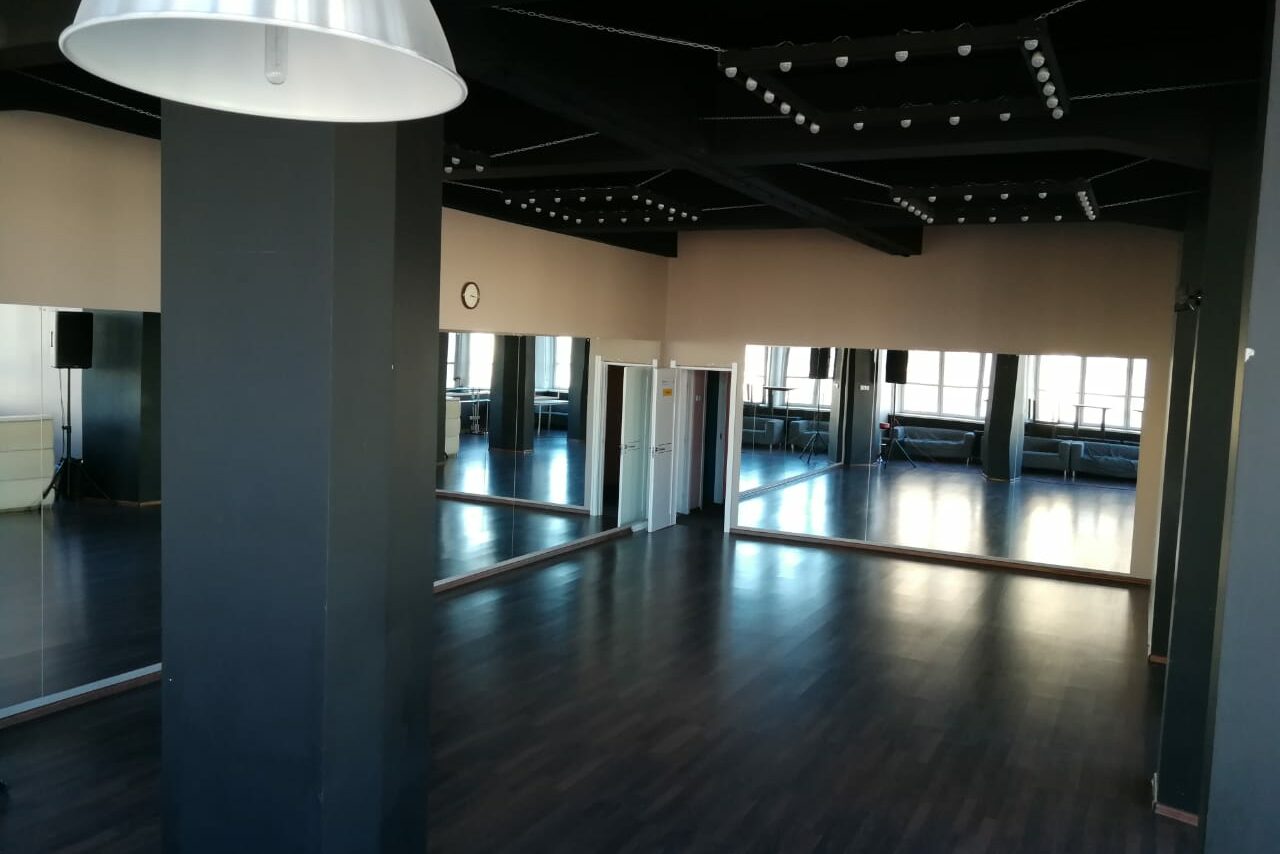 Арендовать DF Club Зеркальный зал с барной стойкой