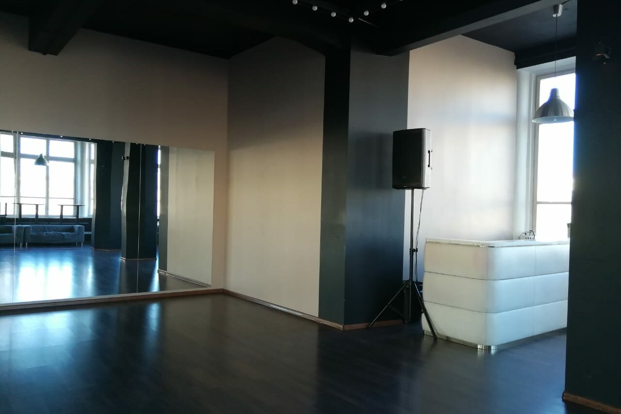 Арендовать DF Club Зеркальный зал с барной стойкой