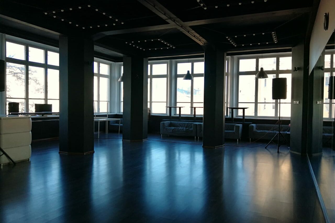 Арендовать DF Club Зеркальный зал с барной стойкой