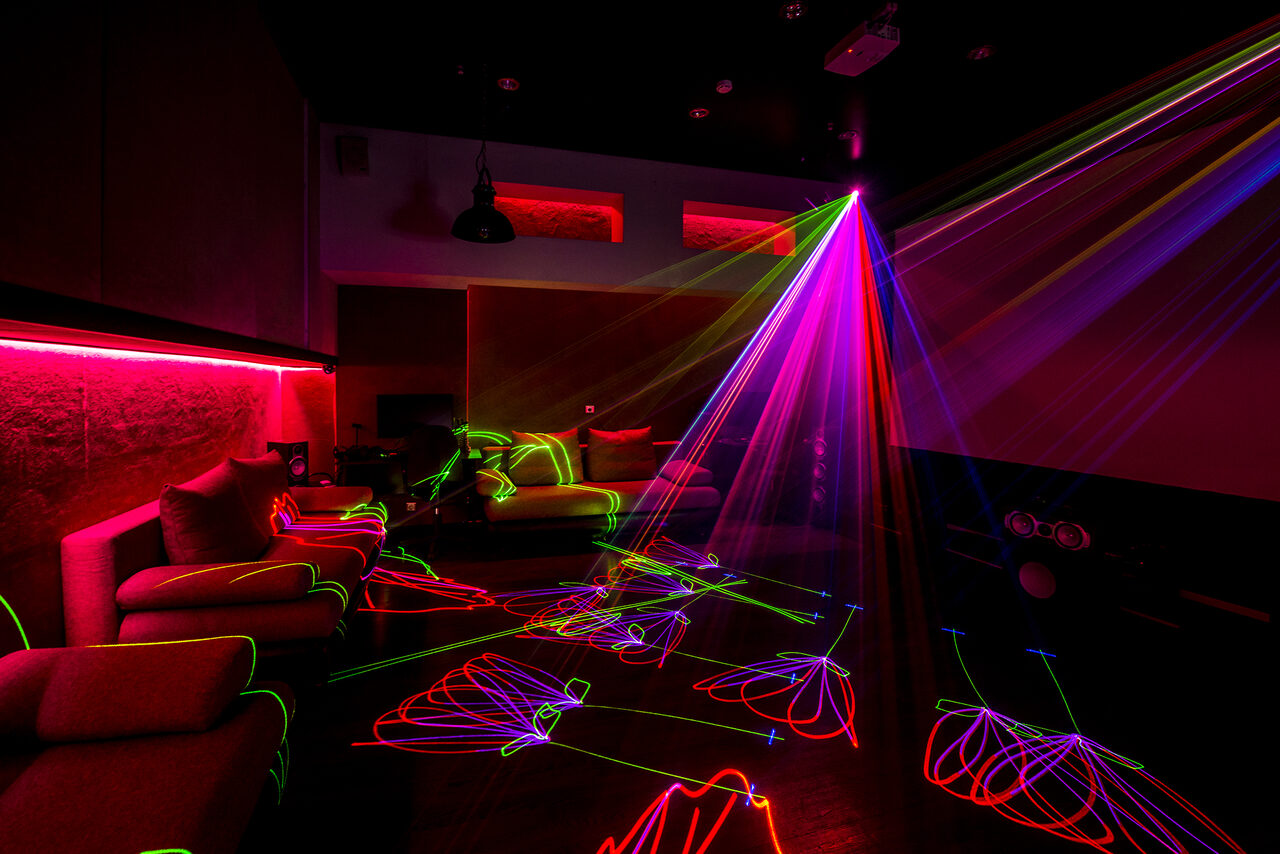 Арендовать Karaoke loft with light music