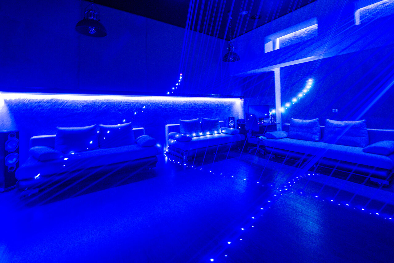 Арендовать Karaoke loft with light music