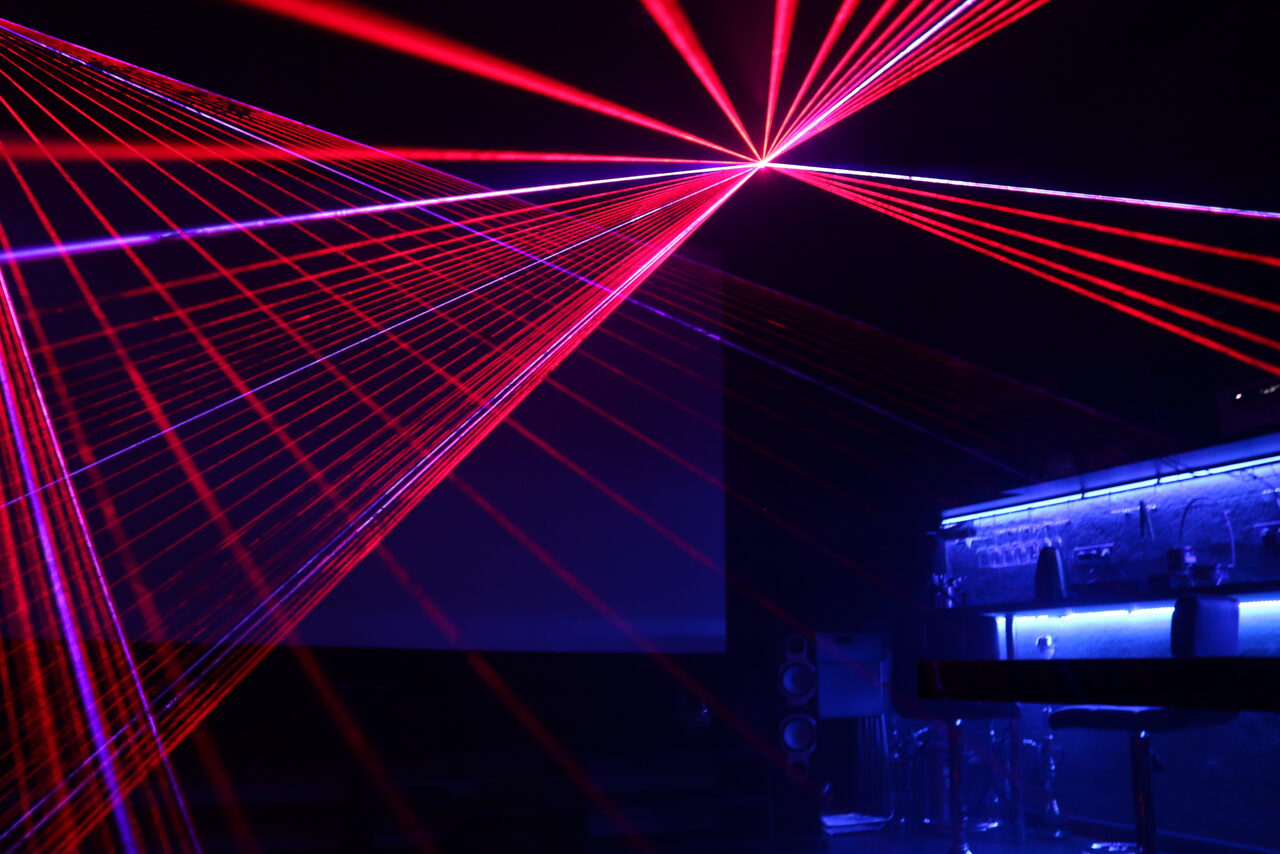 Арендовать Karaoke loft with light music