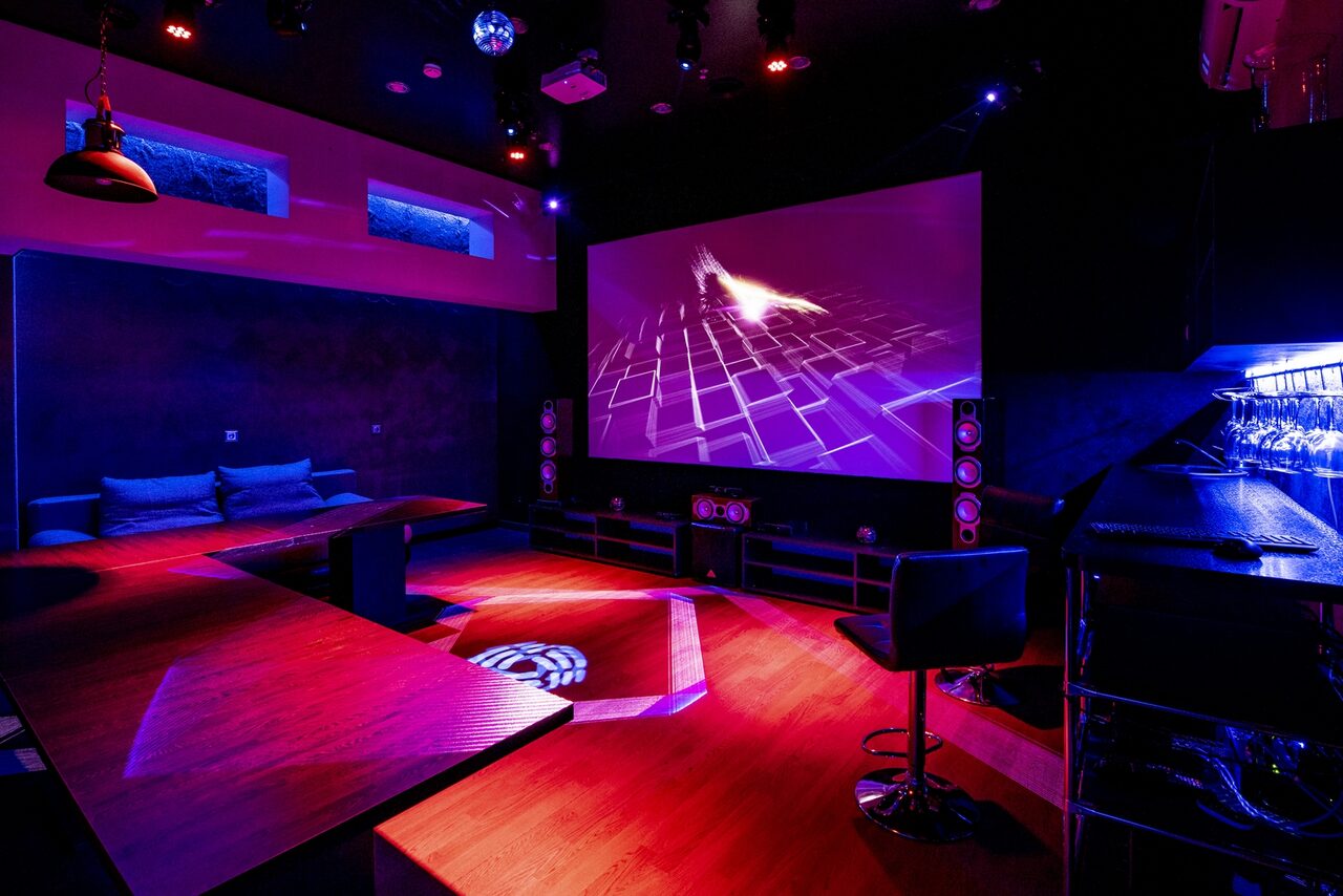 Арендовать Karaoke loft with light music