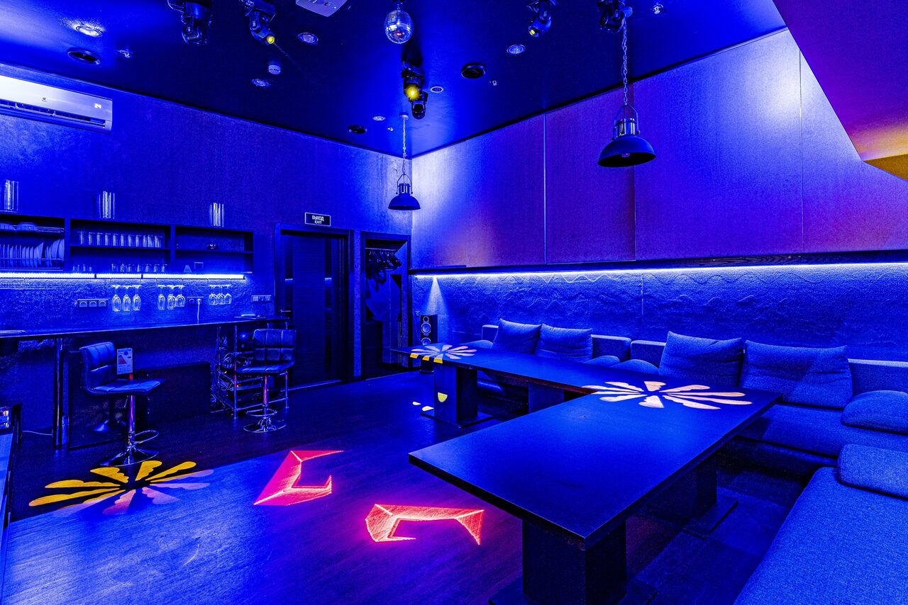 Арендовать Karaoke loft with light music