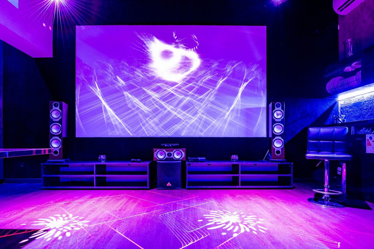 Арендовать Karaoke loft with light music