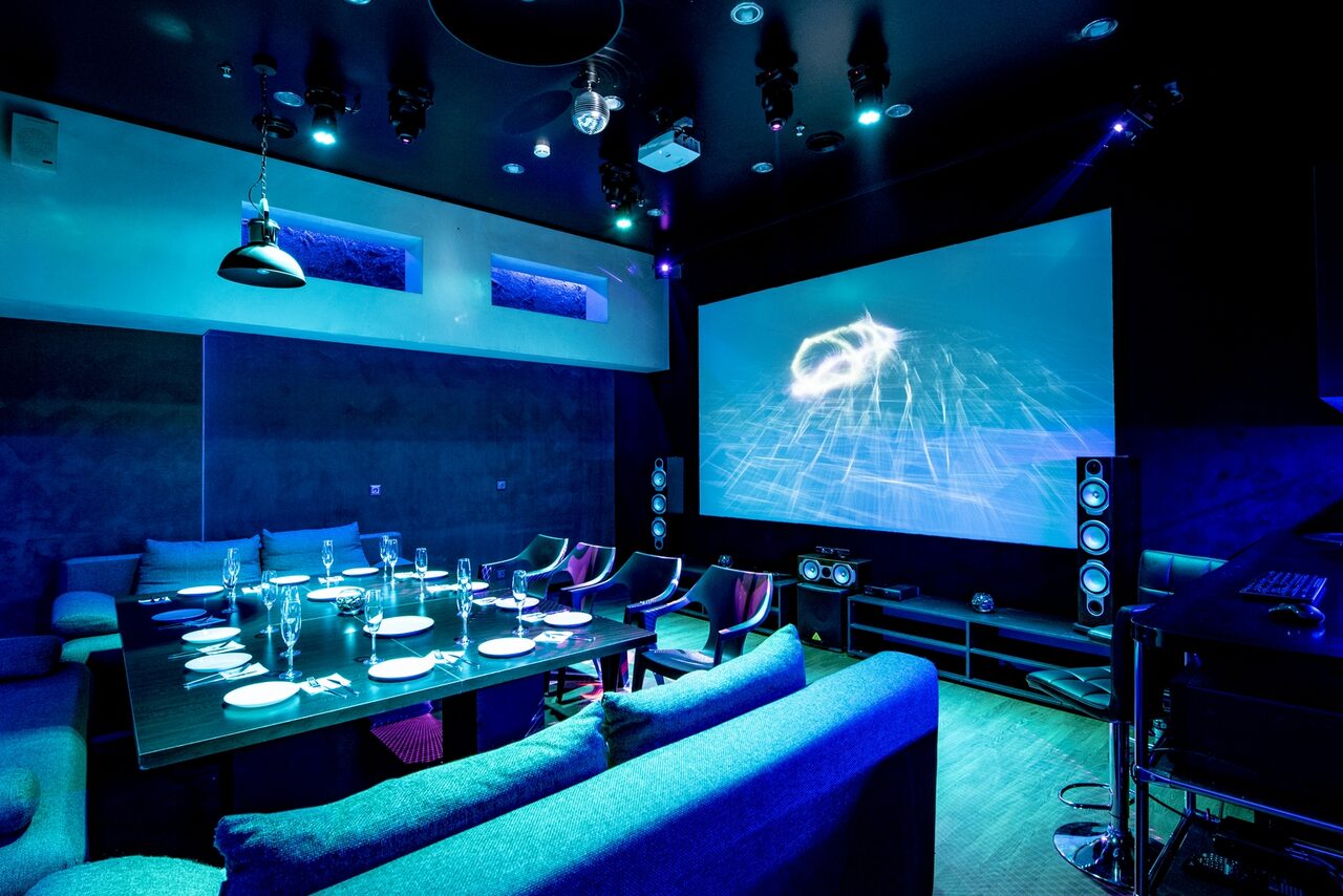 Арендовать Karaoke loft with light music