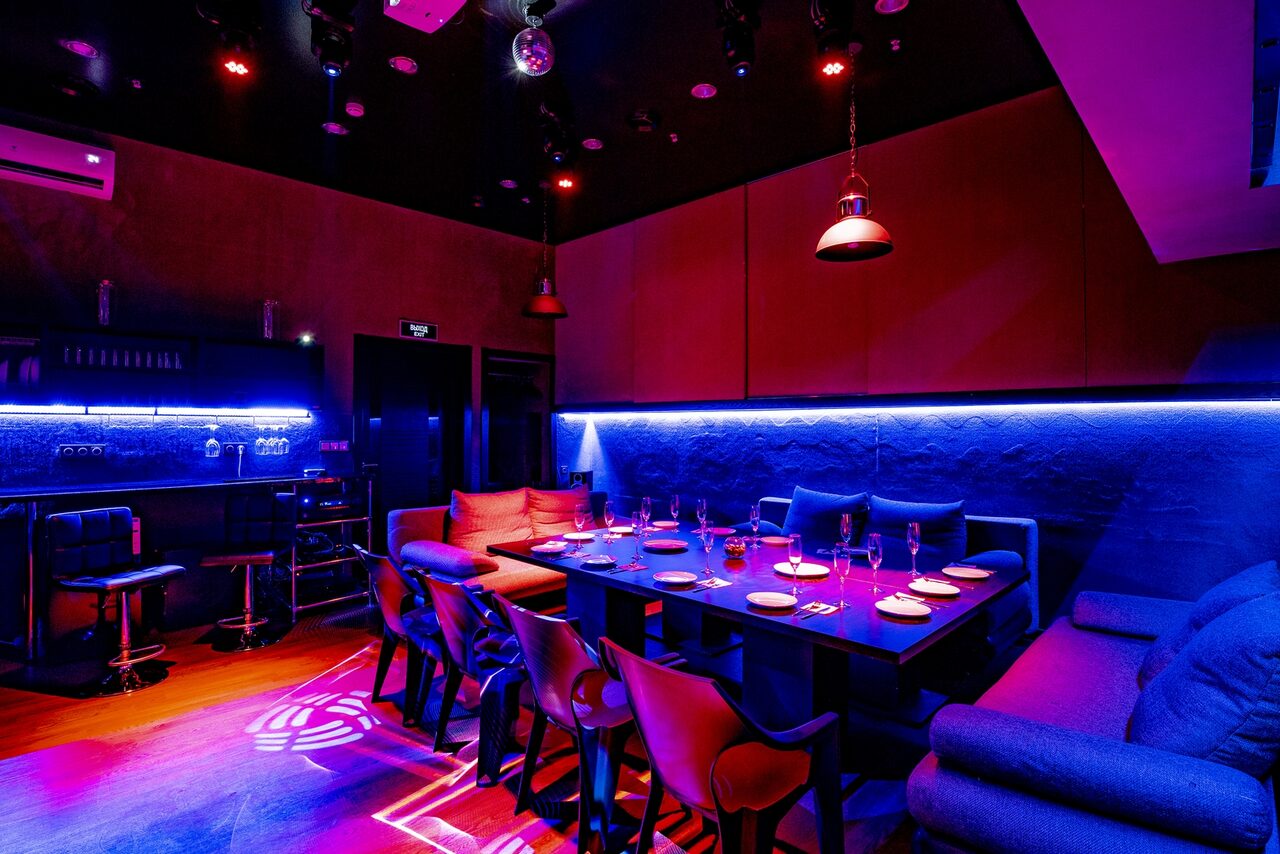 Арендовать Karaoke loft with light music