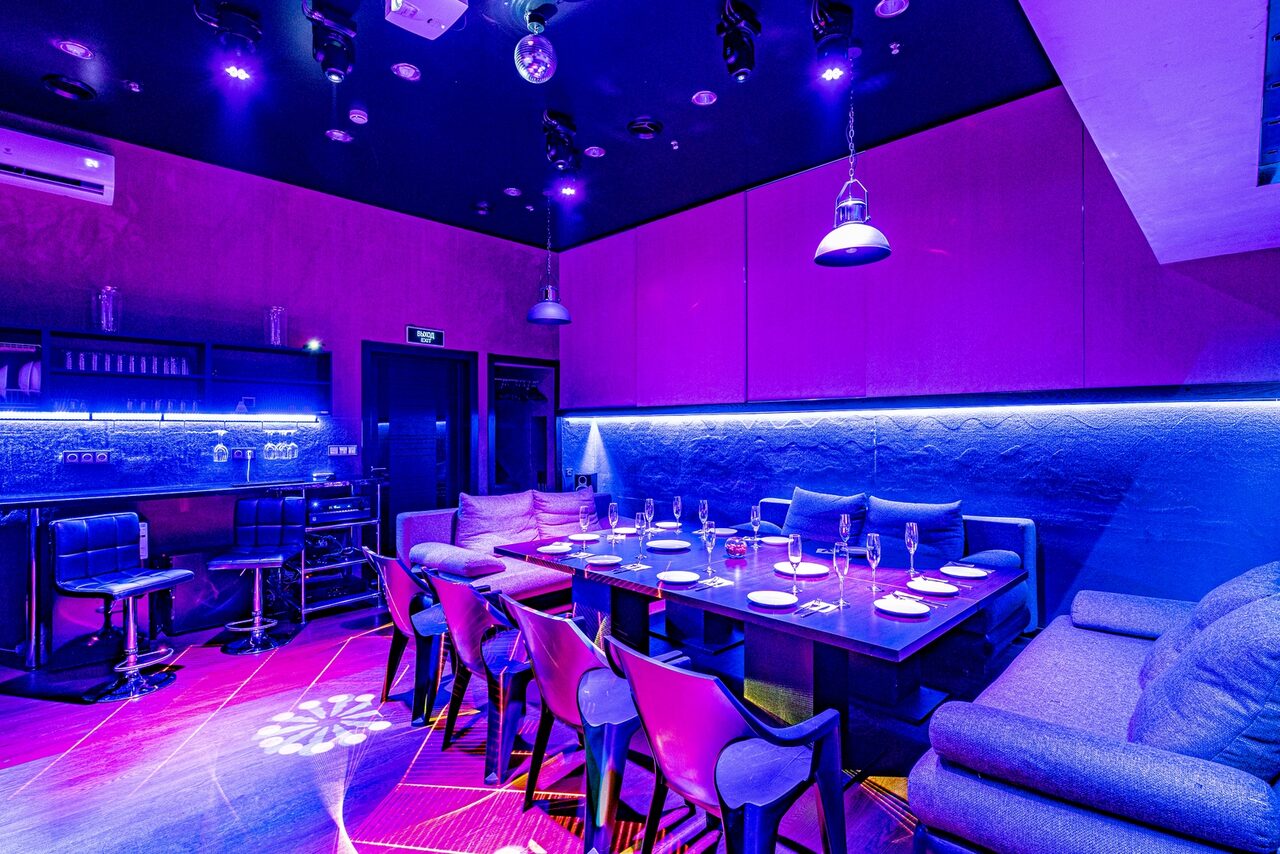 Арендовать Karaoke loft with light music