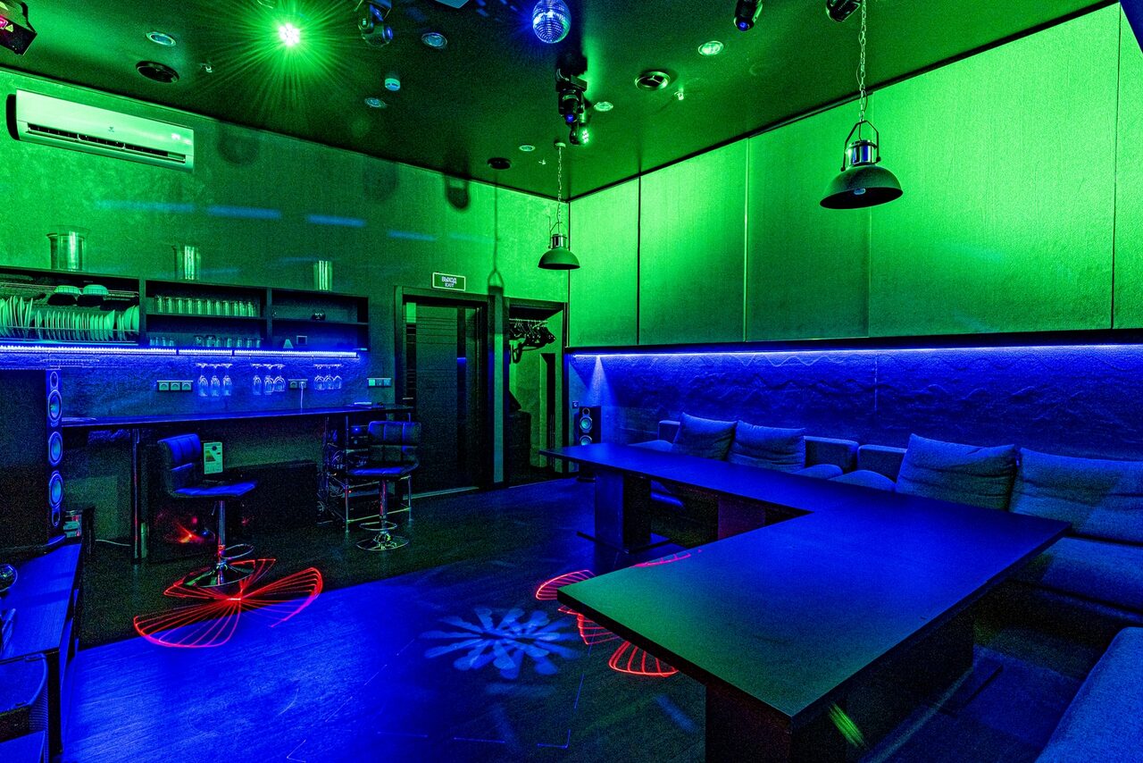 Арендовать Karaoke loft with light music