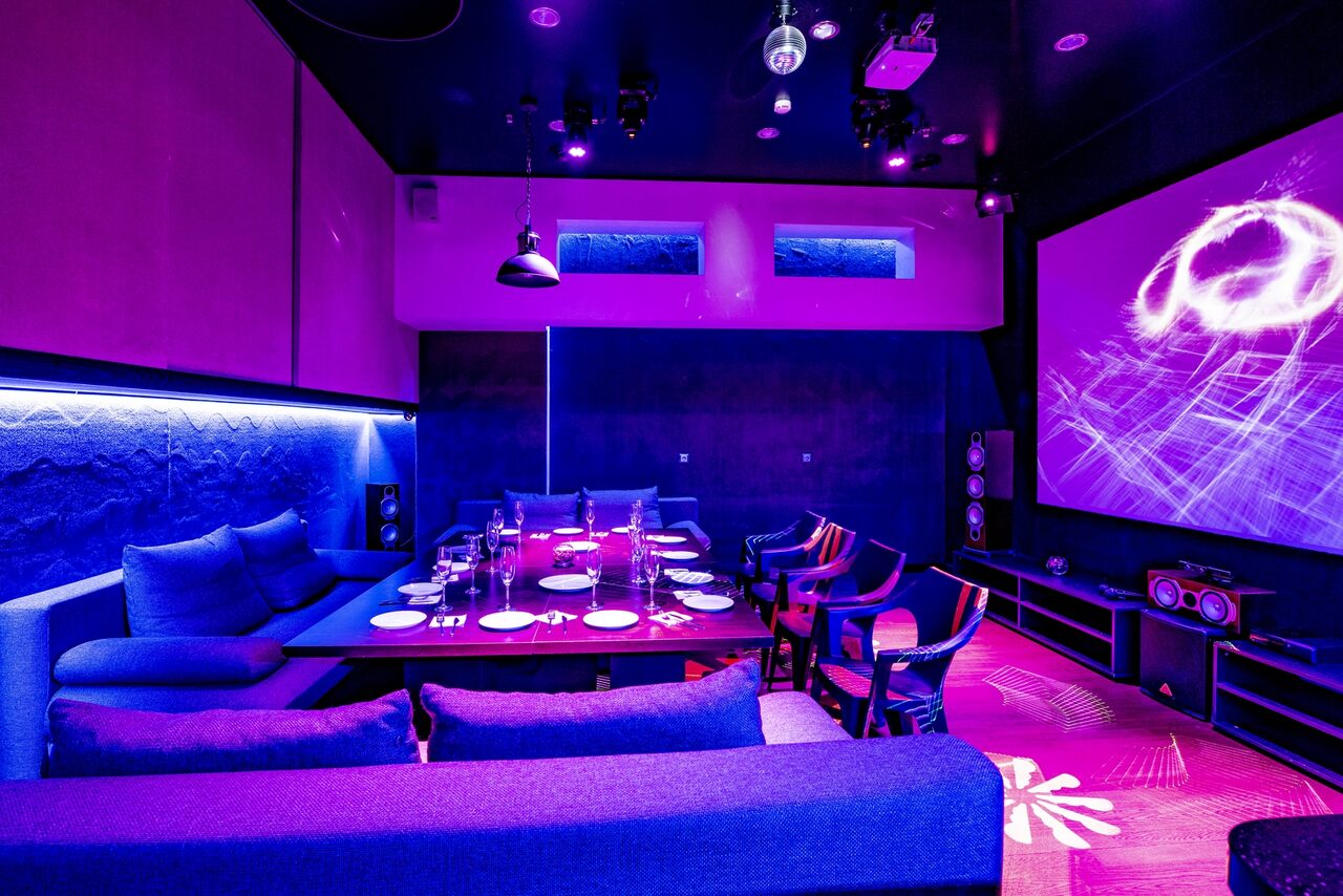 Арендовать Karaoke loft with light music
