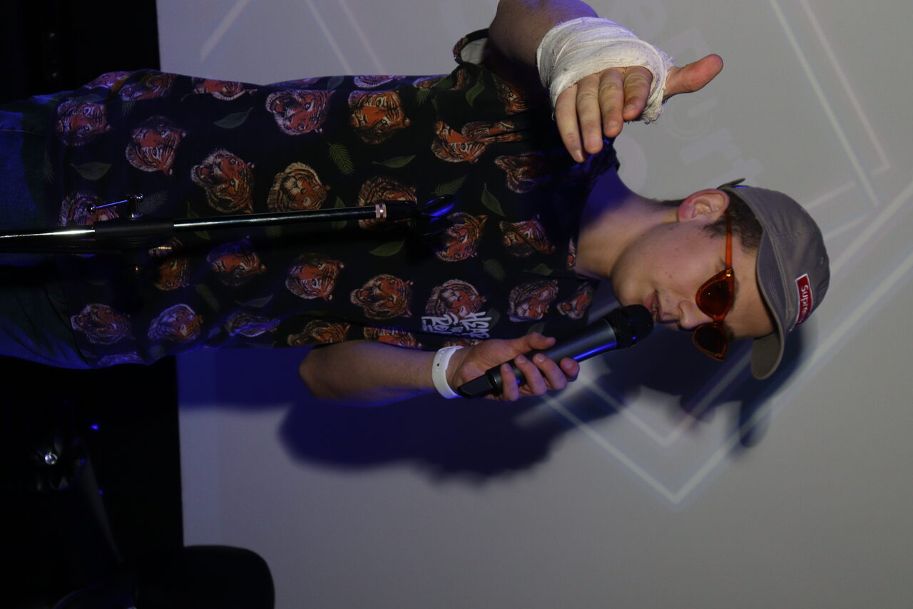 Арендовать Karaoke loft with light music