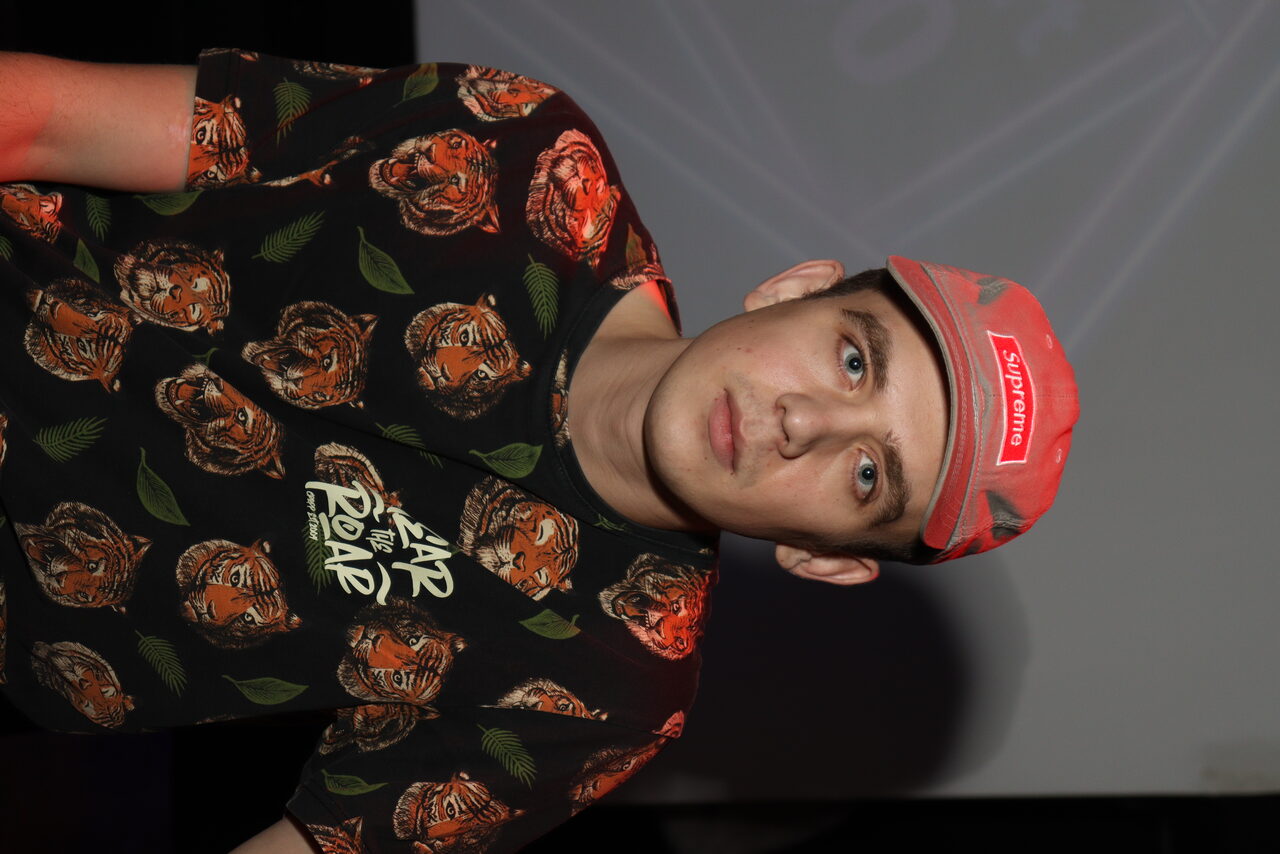 Арендовать Karaoke loft with light music