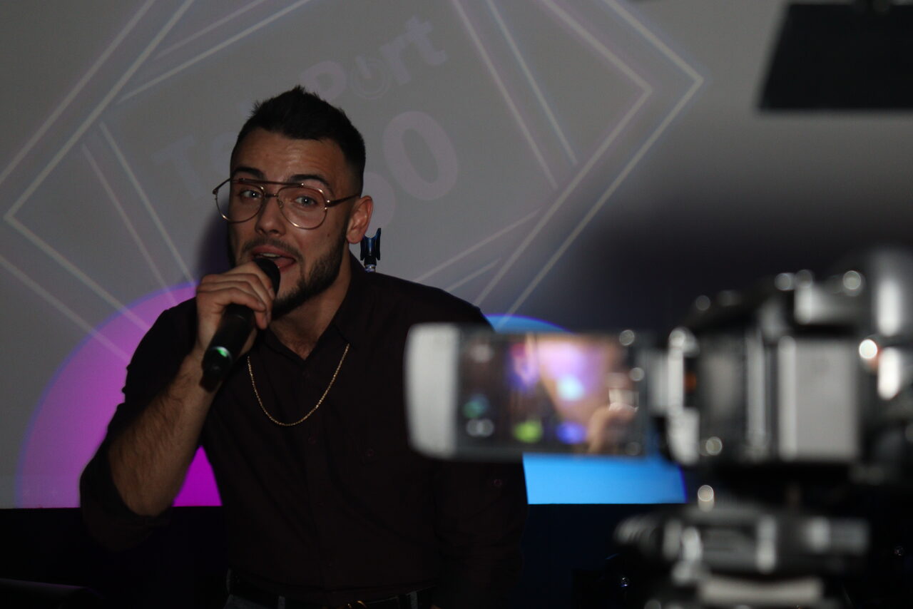 Арендовать Karaoke loft with light music