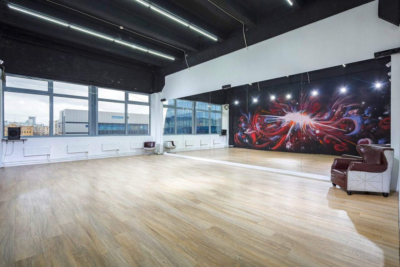 Арендовать Gold&Dan Зал с арт-стеной для тренингов 