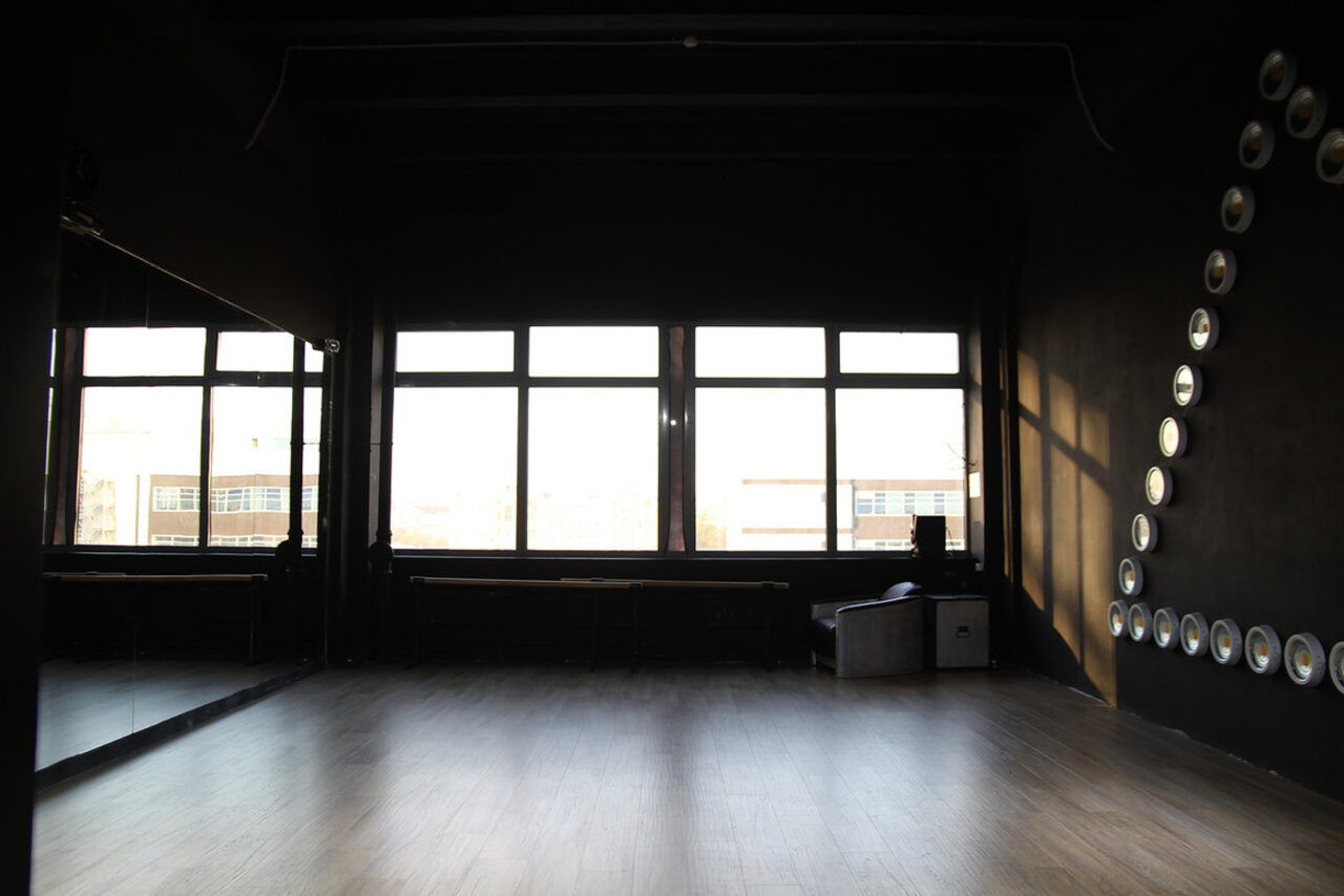 Арендовать Gold&Dance Арт-лофт со светящейся стеной