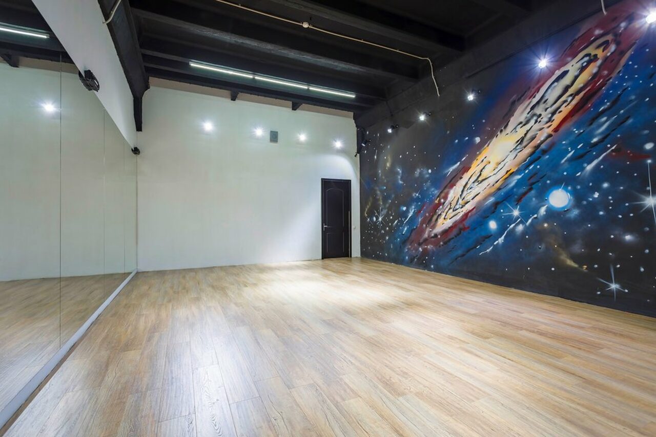 Арендовать Gold&Dance Арт-лофт с космическими рисунками